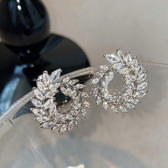 A Pair Of Versatile High-End Inlaid Synthetic Cubic Zirconia Round Earrings - Picture 2 of 6